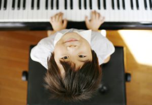 男の子のピアノレッスン
